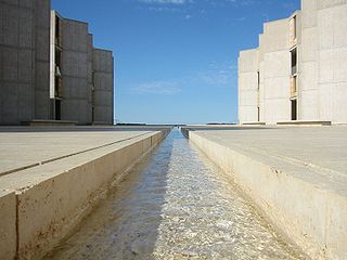 Jim Harper's image of the Salk Institute, La Jolla, California, (2004). Image (CC by-SA 4.0).)