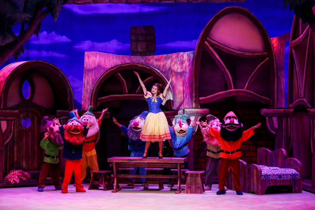 Olivia Stuck and the Seven Dwarfs in A SNOW WHITE CHRISTMAS. Image: Cathy Cunningham Photography
